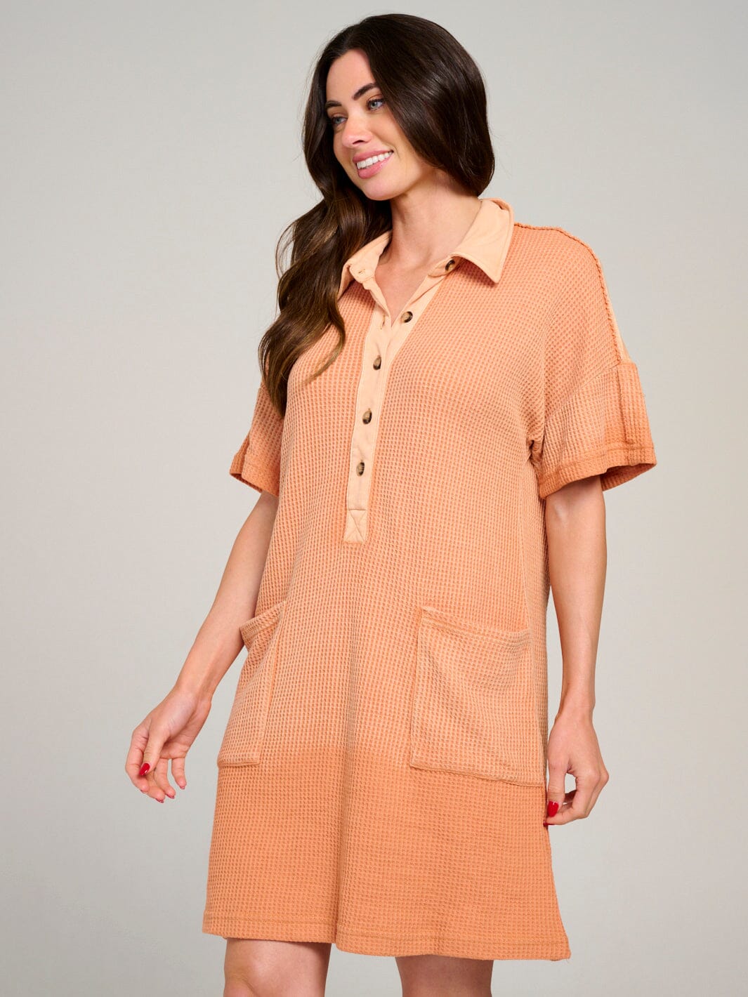 WOMEN'S SHORT SLEEVE BUTTON UP FRONT POCKETS WASHED WAFFLE MINI DRESS