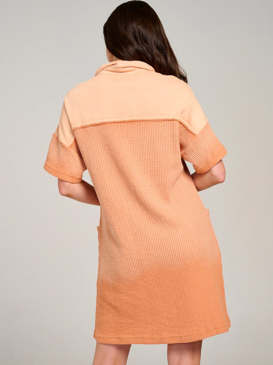 WOMEN'S SHORT SLEEVE BUTTON UP FRONT POCKETS WASHED WAFFLE MINI DRESS