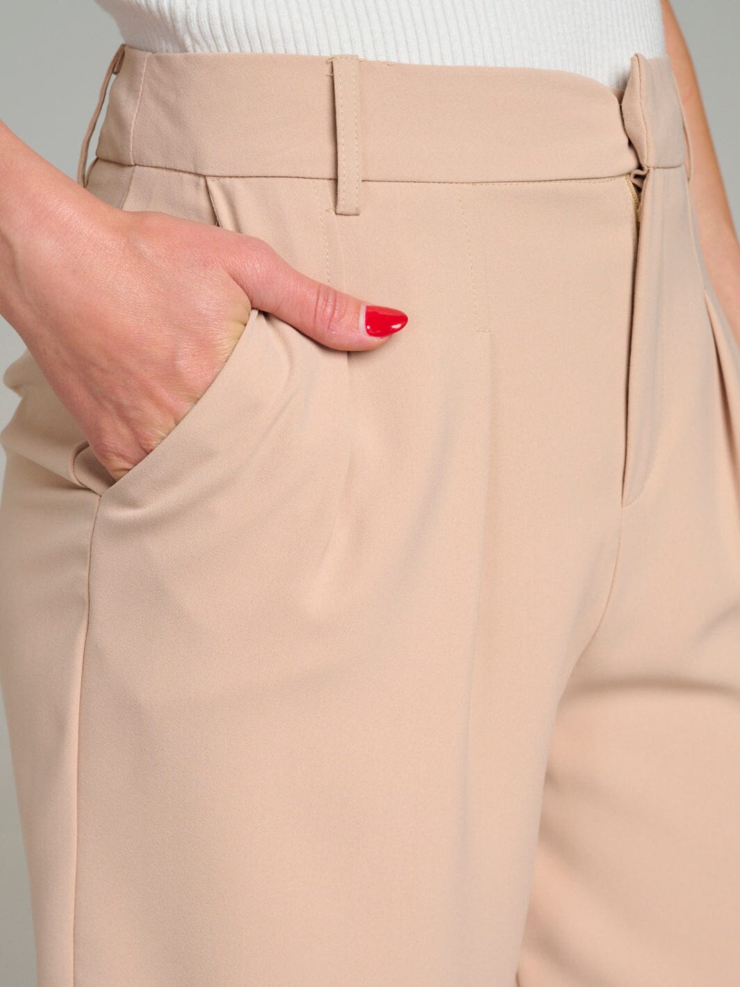 WOMEN'S BUTTON CLOSURE POCKETS BERMUDA SHORTS