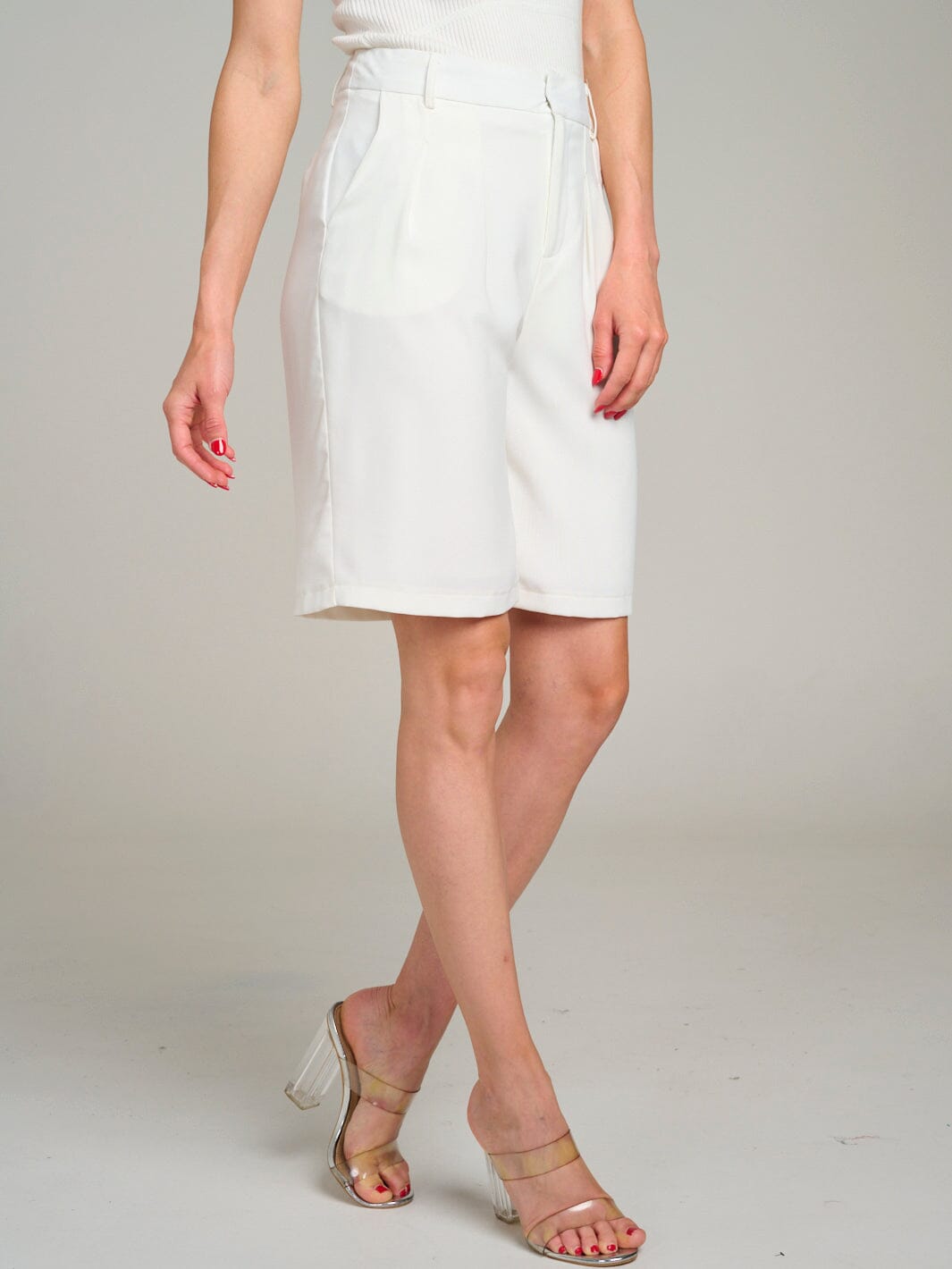 WOMEN'S BUTTON CLOSURE POCKETS BERMUDA SHORTS