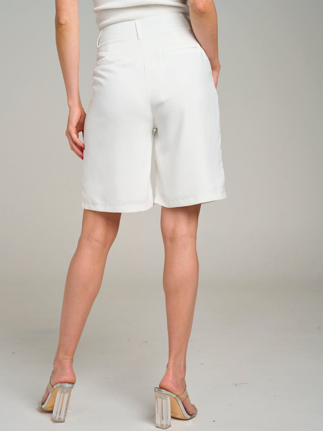 WOMEN'S BUTTON CLOSURE POCKETS BERMUDA SHORTS