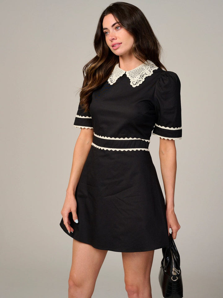 WOMEN'S SHORT SLEEVE TRIM CROCHET DETAILED MINI DRESS