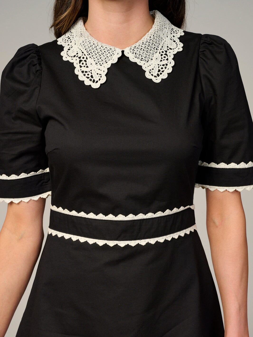 WOMEN'S SHORT SLEEVE TRIM CROCHET DETAILED MINI DRESS