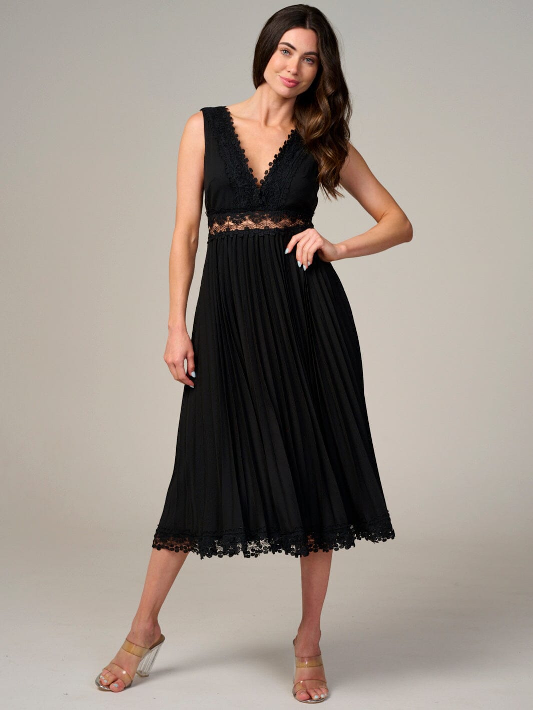 WOMEN'S SLEEVELESS V-NECK TRIM DETAILED PLEATED MAXI DRESS