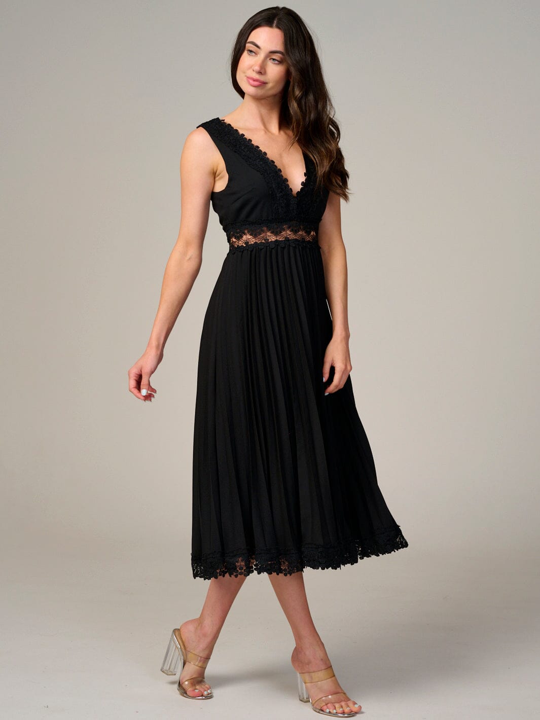 WOMEN'S SLEEVELESS V-NECK TRIM DETAILED PLEATED MAXI DRESS