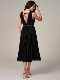 WOMEN'S SLEEVELESS V-NECK TRIM DETAILED PLEATED MAXI DRESS