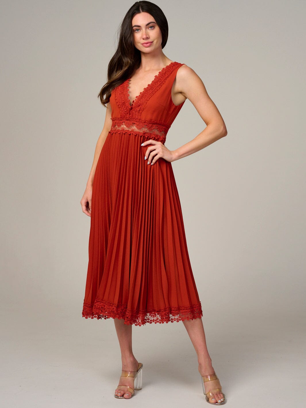 WOMEN'S SLEEVELESS V-NECK TRIM DETAILED PLEATED MAXI DRESS