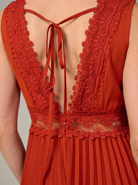 WOMEN'S SLEEVELESS V-NECK TRIM DETAILED PLEATED MAXI DRESS