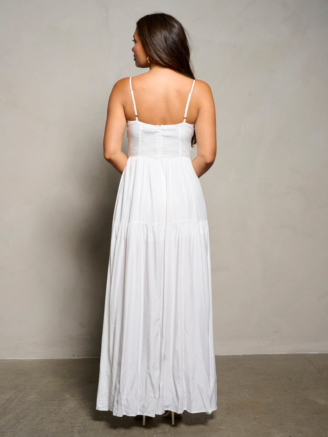 WOMEN'S SLEEVELESS V-NECK TIERED FRONT SLIT MAXI DRESS