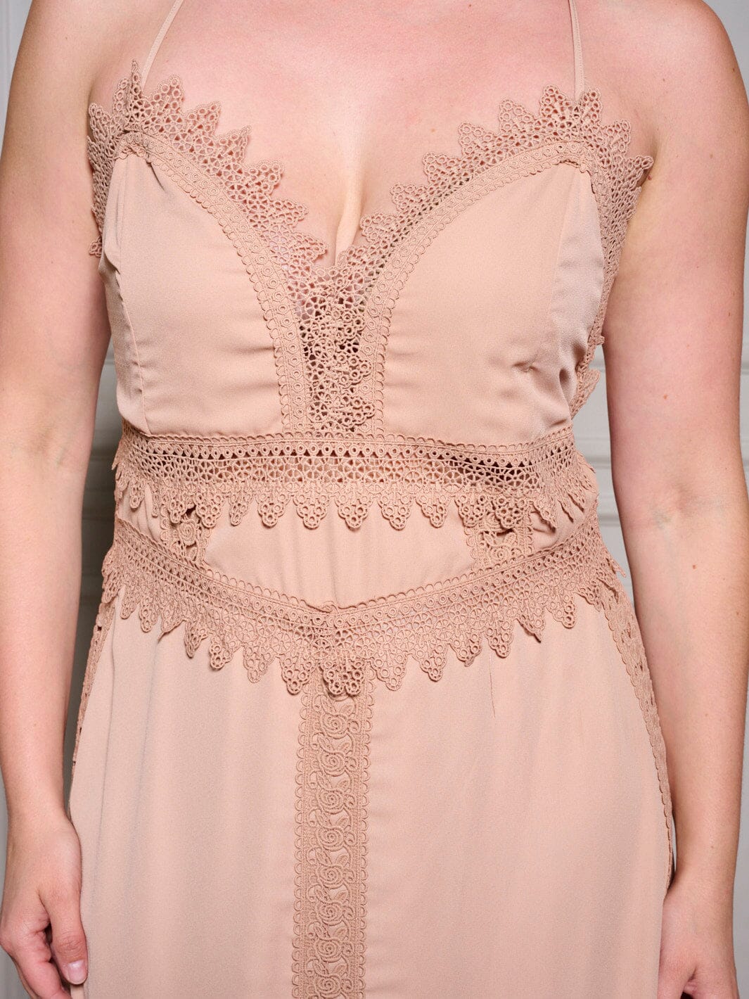 PLUS SIZE SLEEVELESS V-NECK TRIM DETAILED OPEN BACK MAXI DRESS