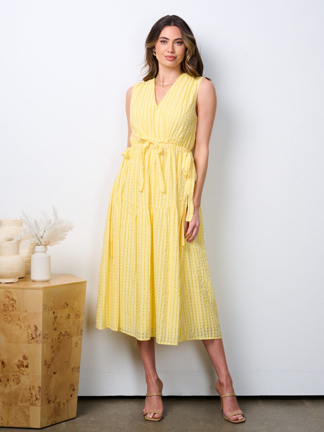 WOMEN'S SLEEVELESS V-NECK ELASTIC WAIST TIERED WAFFLE MIDI DRESS