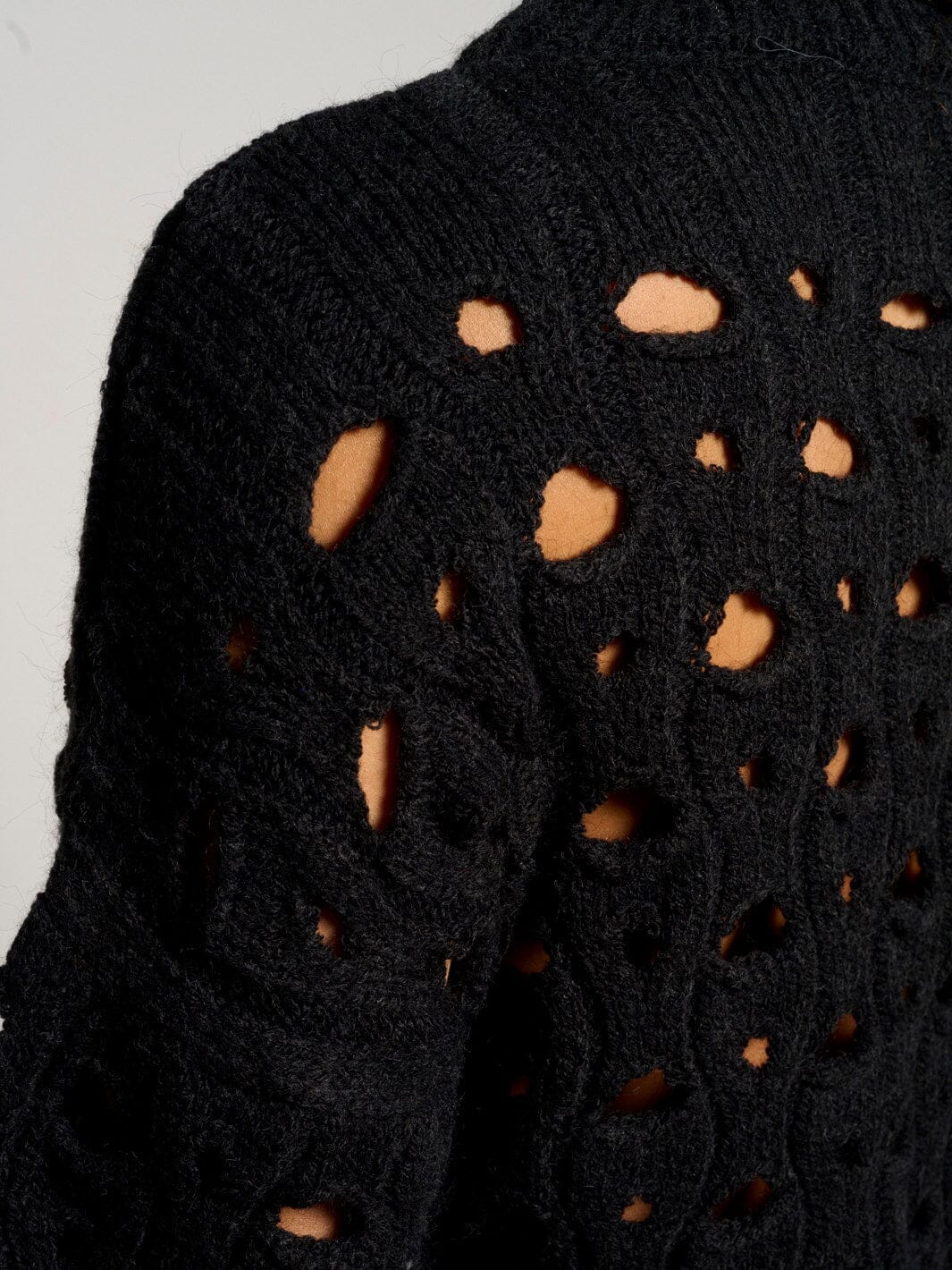 WOMEN'S LONG SLEEVE CUT OUT KNIT PULLOVER TOP