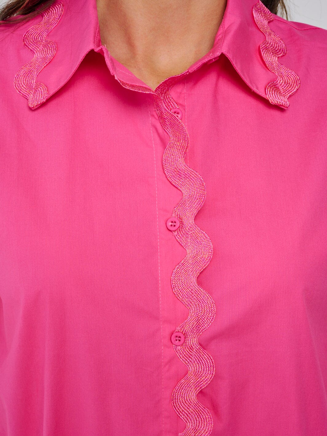 WOMEN'S SHORT SLEEVE BUTTON UP TRIM DETAILED BLOUSE