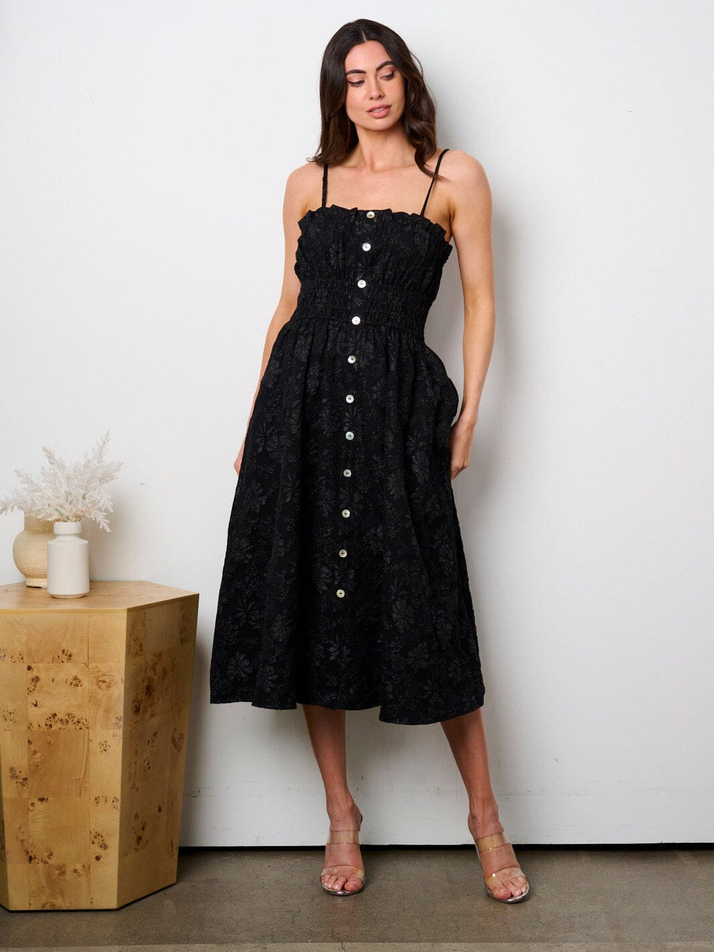 WOMEN'S SLEEVELESS SMOCK WAIST FLORAL DETAILED MIDI DRESS