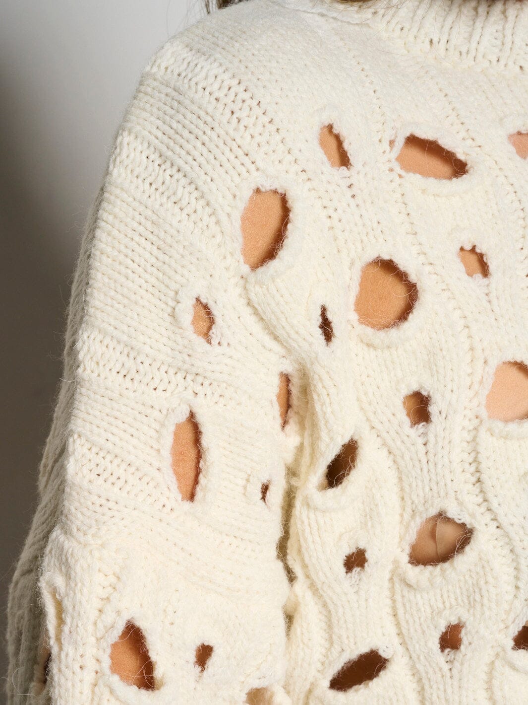 WOMEN'S LONG SLEEVE CUT OUT KNIT PULLOVER TOP