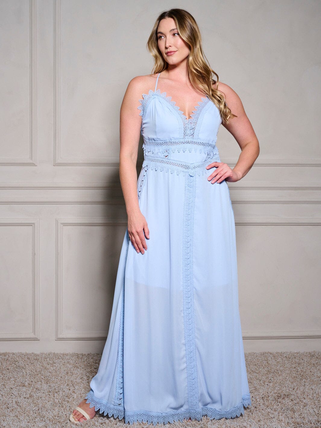 PLUS SIZE SLEEVELESS V-NECK TRIM DETAILED OPEN BACK MAXI DRESS