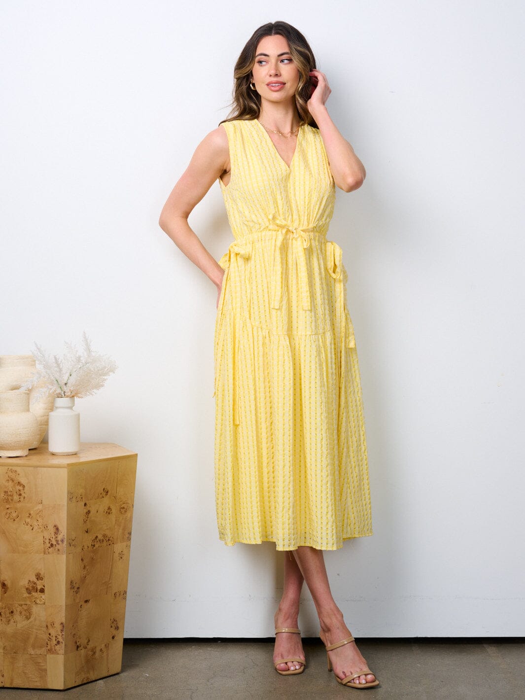 WOMEN'S SLEEVELESS V-NECK ELASTIC WAIST TIERED WAFFLE MIDI DRESS