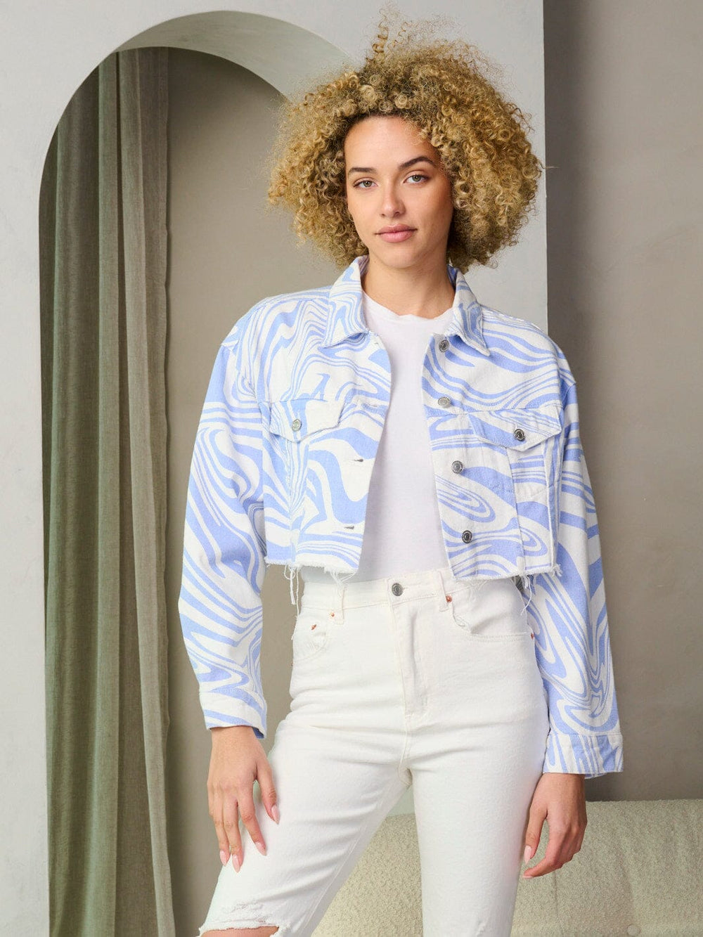 WOMEN'S LONG SLEEVE BUTTON CLOSURE TIE DYE DENIM CROP JACKET