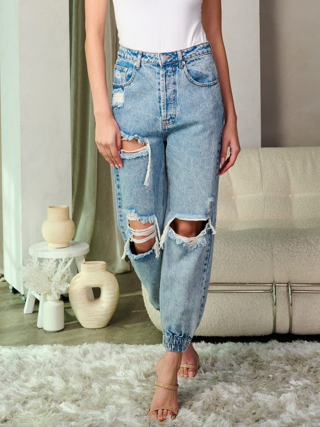 WOMEN'S BUTTON CLOSURE DISTRESS WASHED DENIM PANTS