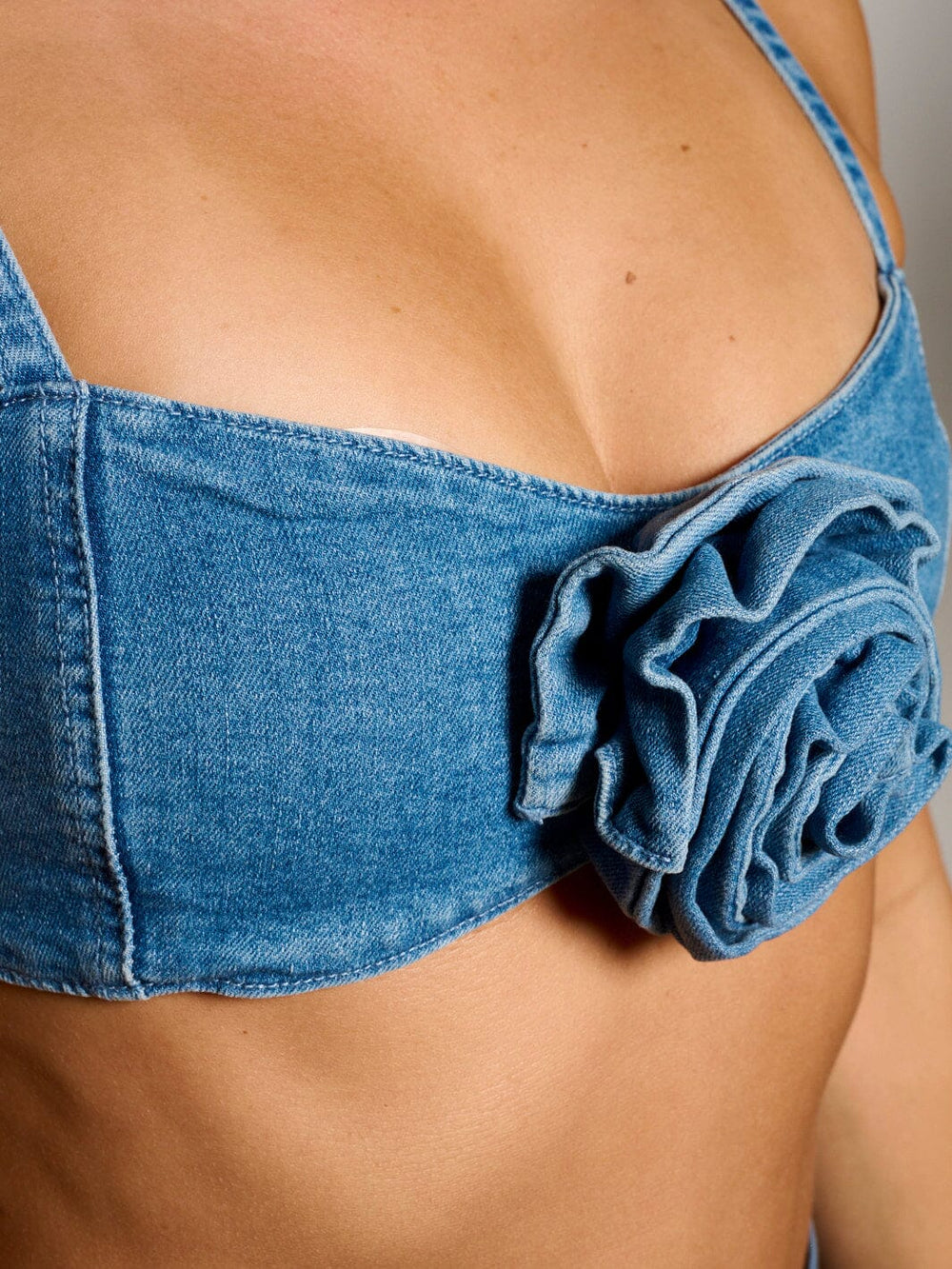 WOMEN'S SLEEVELESS FLOWER DETAILED DENIM CROP TOP