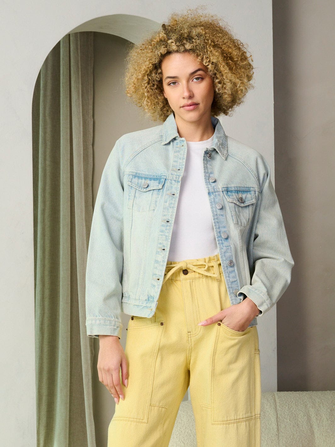 WOMEN'S LONG SLEEVE BUTTON CLOSURE DENIM JACKET