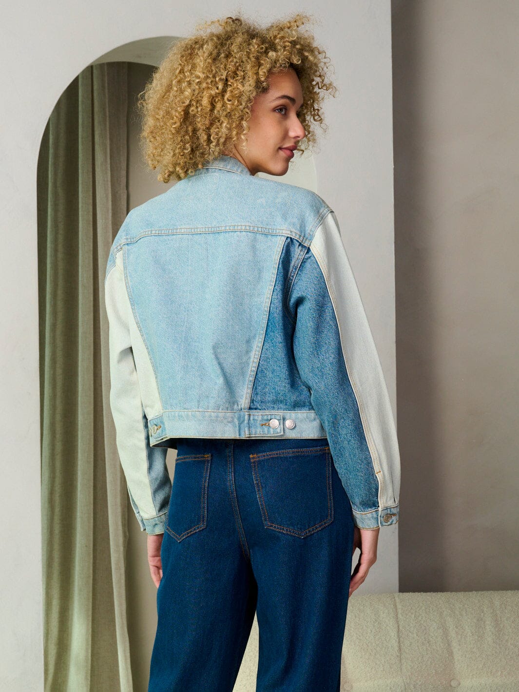 WOMEN'S LONG SLEEVE BUTTON CLOSURE COLORBLOCK DENIM JACKET