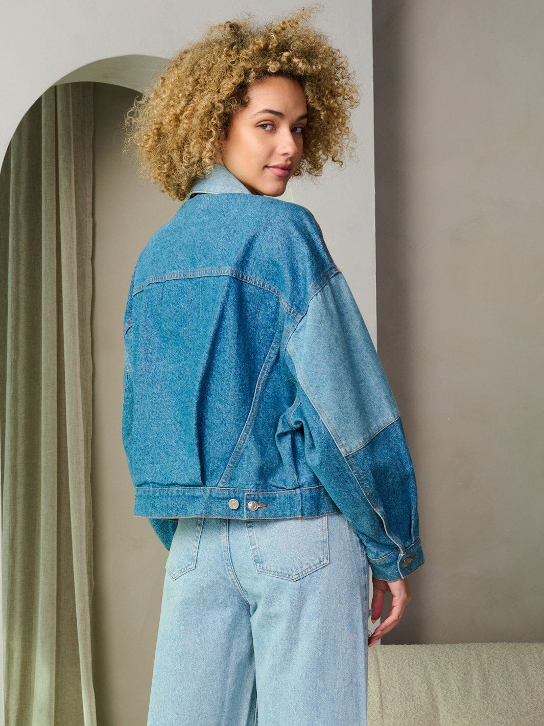 WOMEN'S LONG SLEEVE BUTTON CLOSURE COLORBLOCK DENIM JACKET
