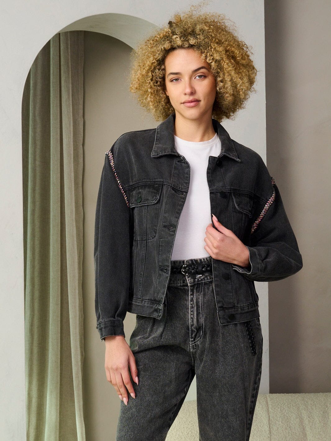 WOMEN'S LONG SLEEVE BUTTON CLOSURE TRIM DETAILED DENIM JACKET