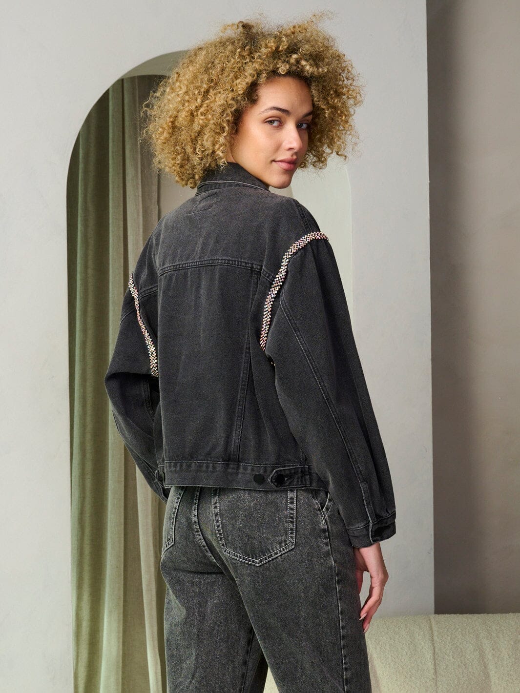 WOMEN'S LONG SLEEVE BUTTON CLOSURE TRIM DETAILED DENIM JACKET