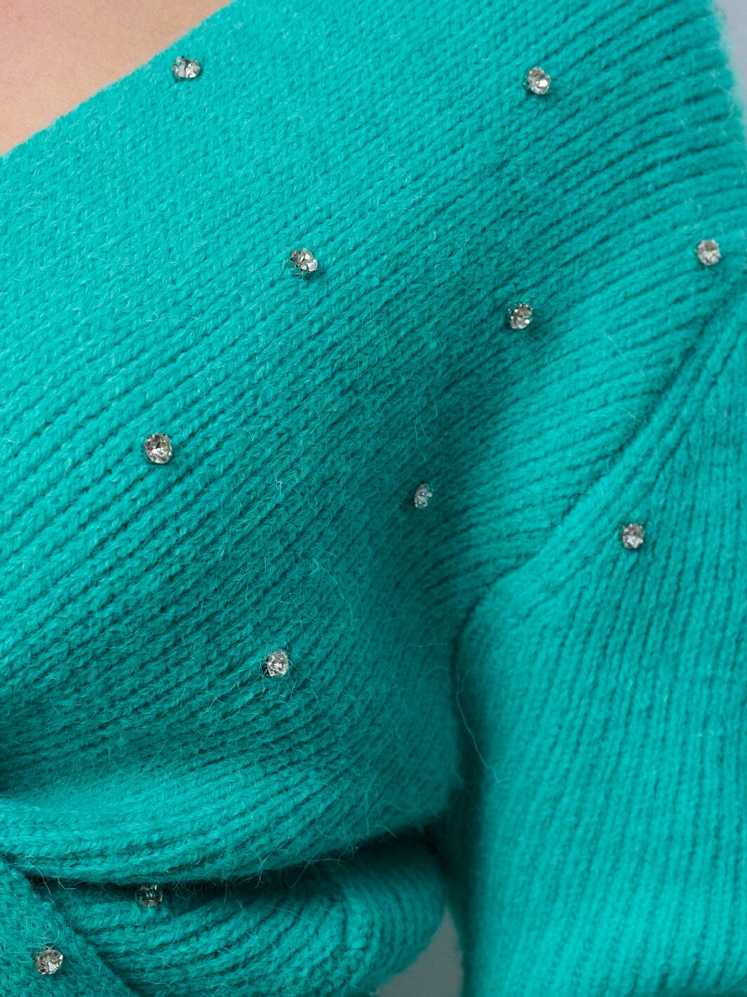 WOMEN'S LONG SLEEVE FRONT TWIST STUDS DETAILED SWEATER