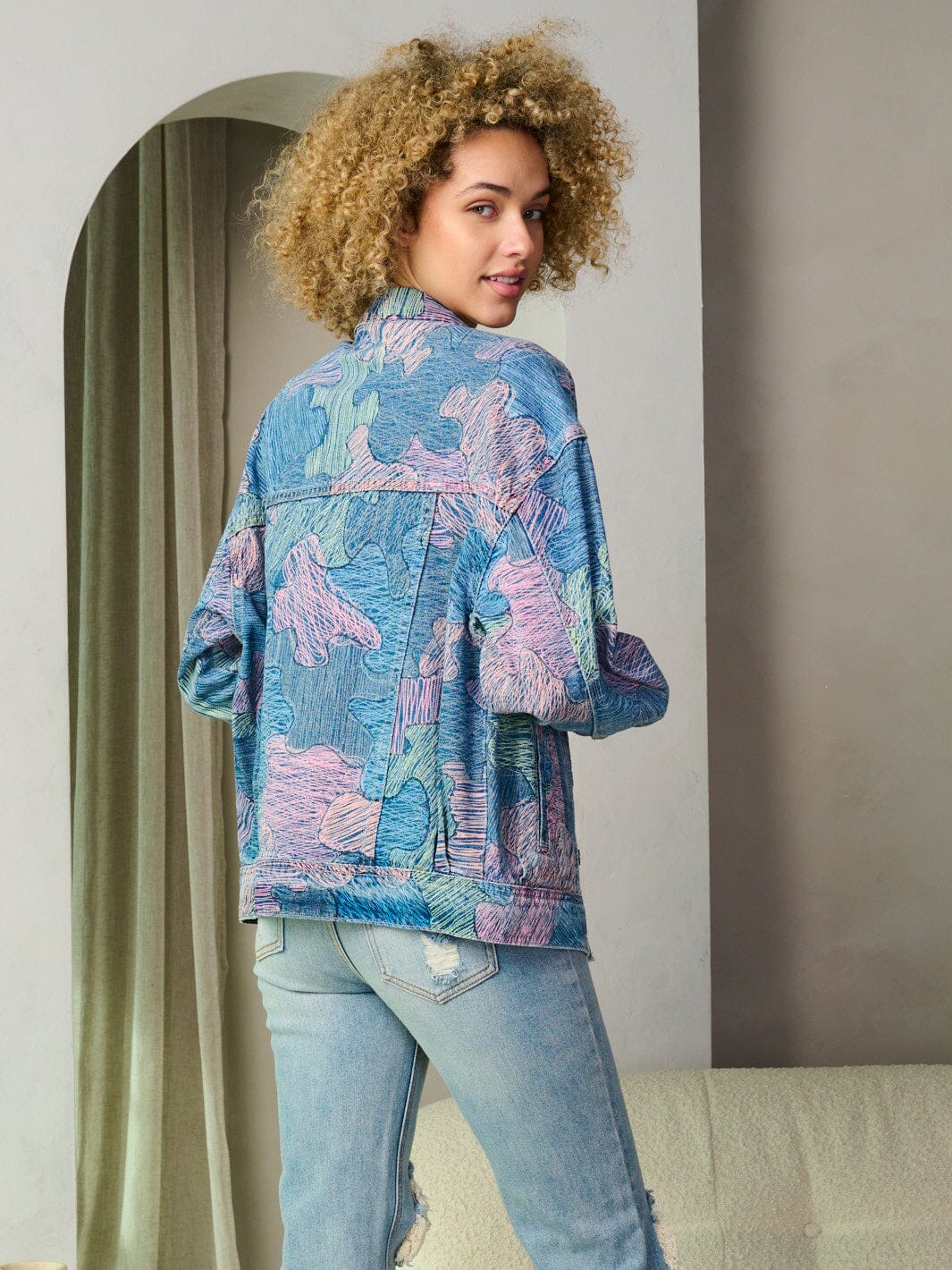 WOMEN'S LONG SLEEVE BUTTON CLOSURE PRINTED DENIM JACKET