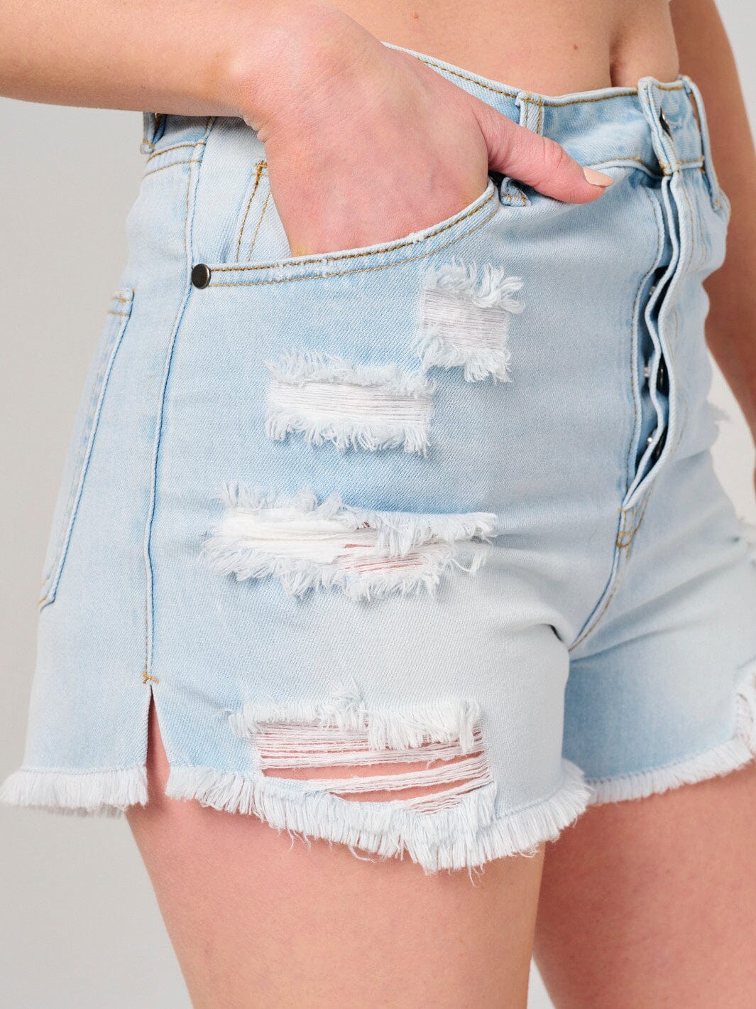 WOMEN'S BUTTON CLOSURE DISTRESS DENIM MINI SHORTS