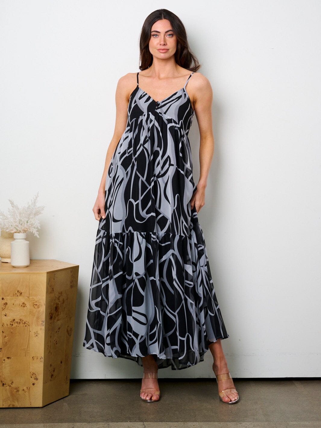 WOMEN'S SLEEVELESS V-NECK PRINTED TIERED MAXI DRESS