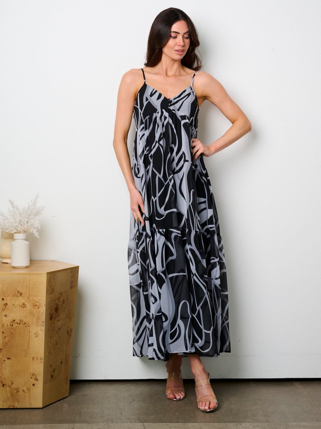 WOMEN'S SLEEVELESS V-NECK PRINTED TIERED MAXI DRESS