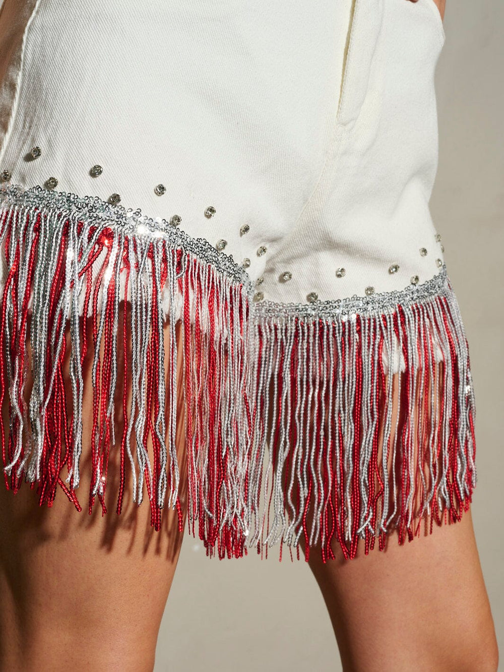WOMEN'S BUTTON CLOSURE POCKETS DETAILED FRINGE SHORTS
