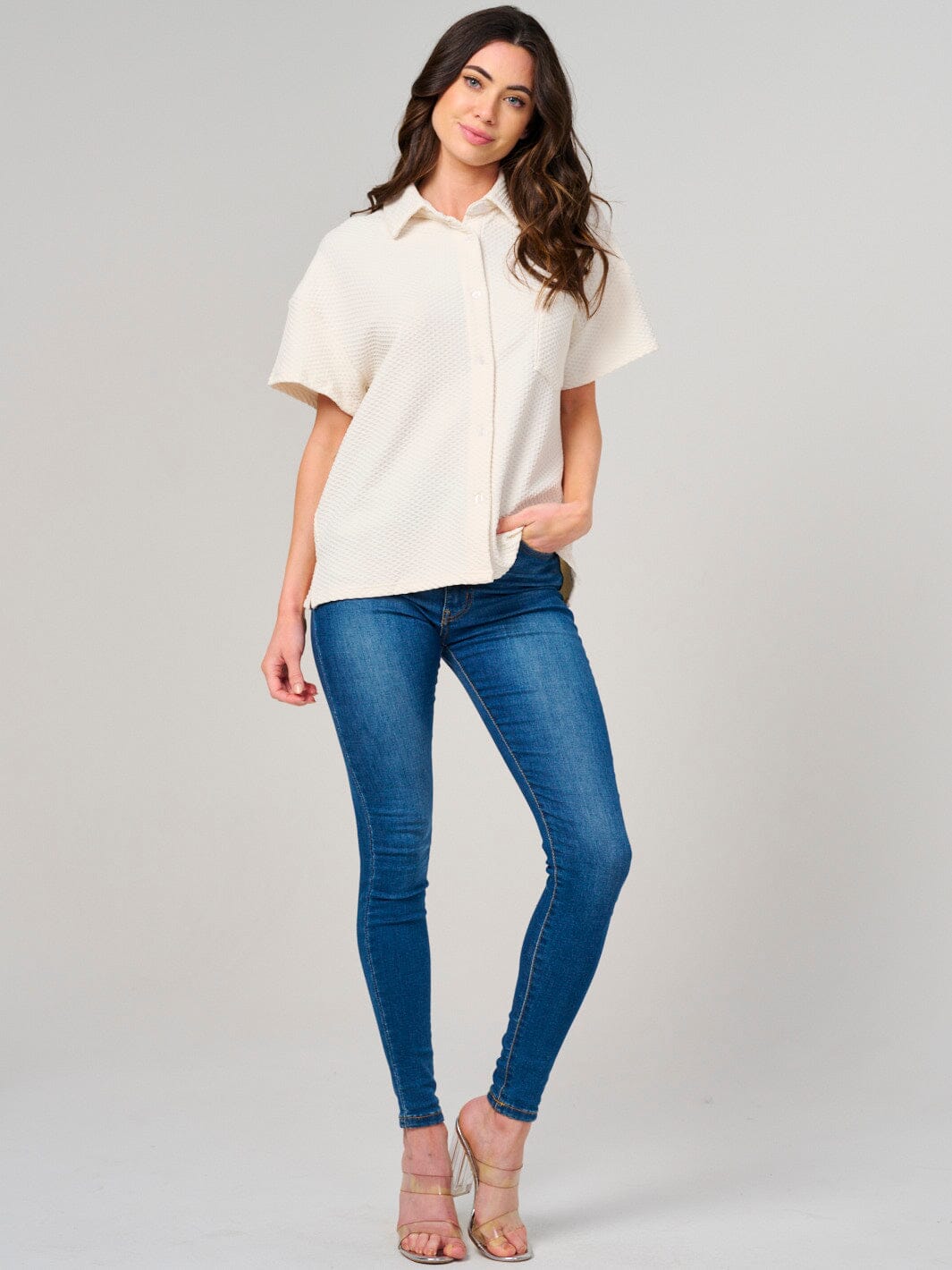 WOMEN'S SHORT SLEEVE BUTTON CLOSURE FRONT POCKET DETAILED BLOUSE