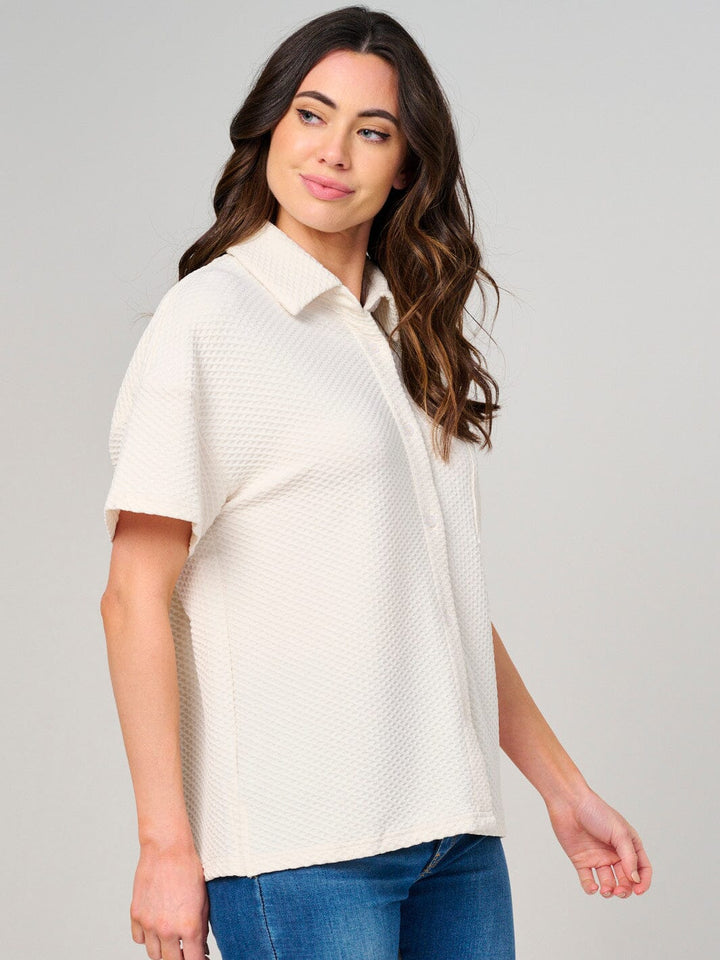 WOMEN'S SHORT SLEEVE BUTTON CLOSURE FRONT POCKET DETAILED BLOUSE