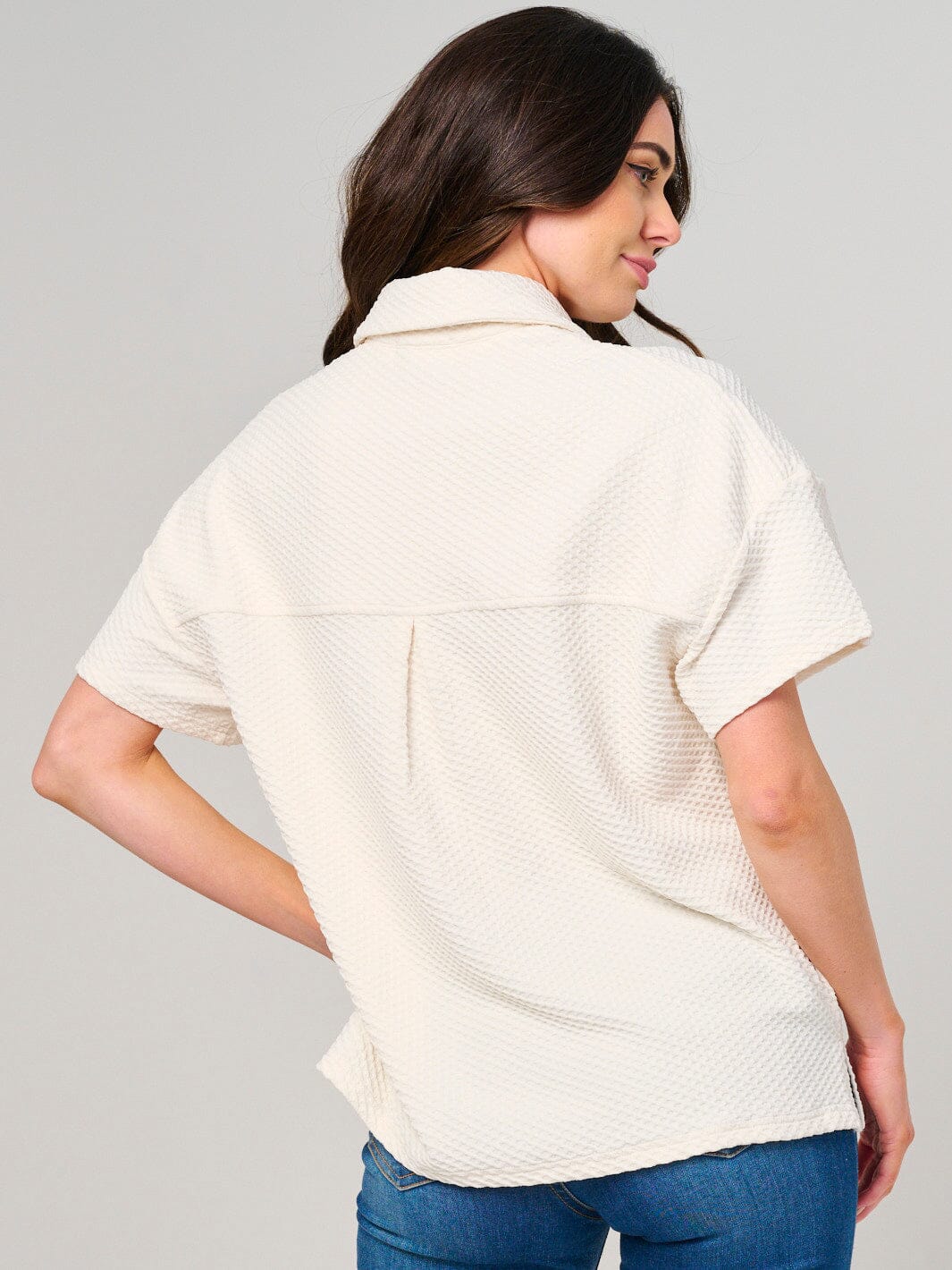 WOMEN'S SHORT SLEEVE BUTTON CLOSURE FRONT POCKET DETAILED BLOUSE