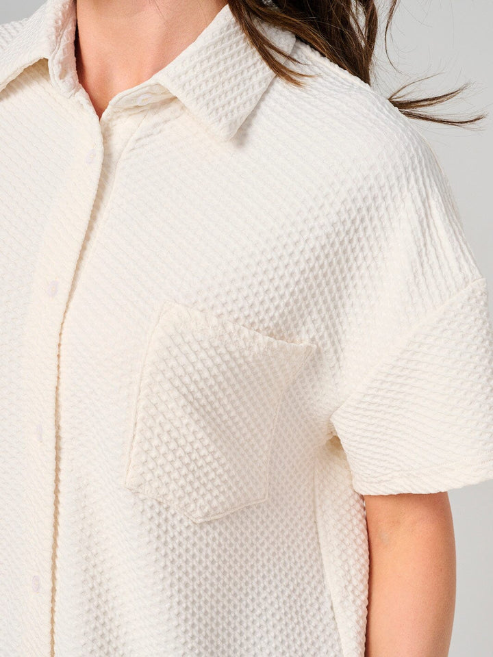 WOMEN'S SHORT SLEEVE BUTTON CLOSURE FRONT POCKET DETAILED BLOUSE