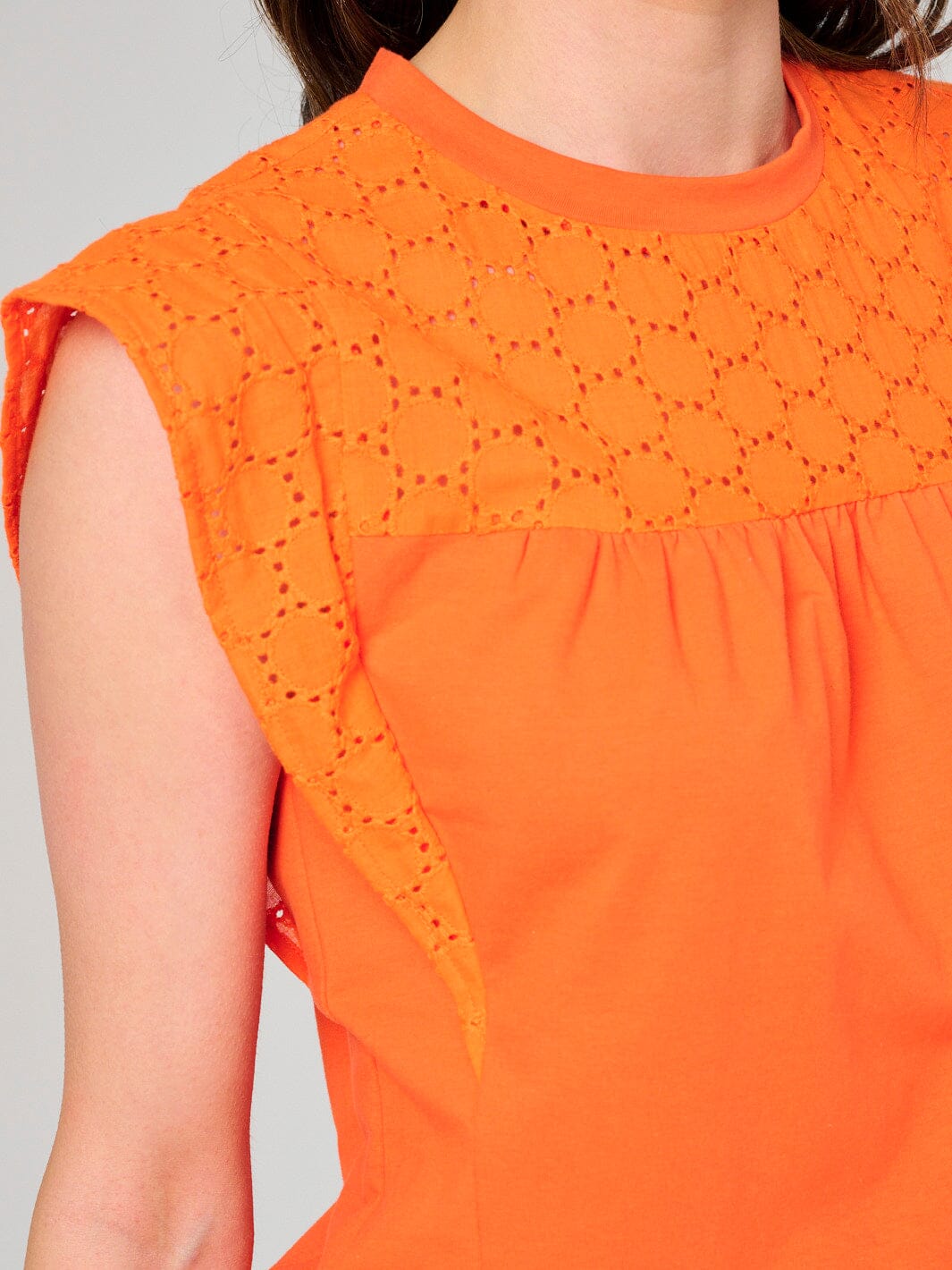 WOMEN'S SLEEVELESS EYELET TOP