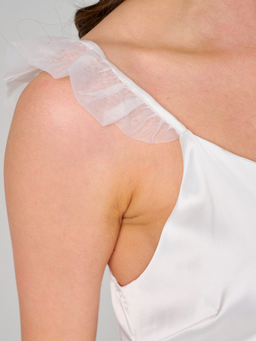 WOMEN'S SLEEVELESS V-NECK SATIN TANK TOP