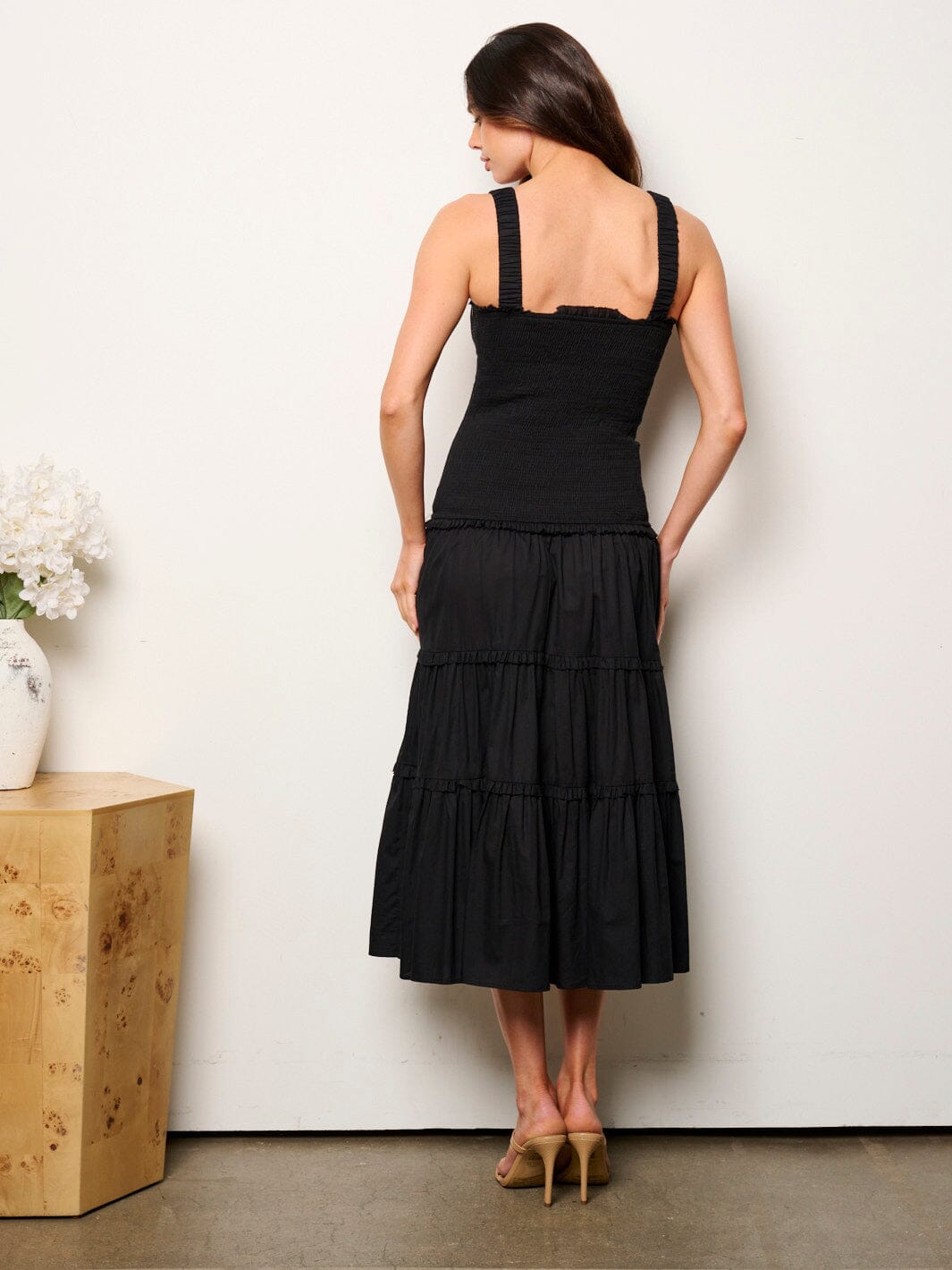 WOMEN'S SLEEVELESS SMOCK TIERED MIDI DRESS