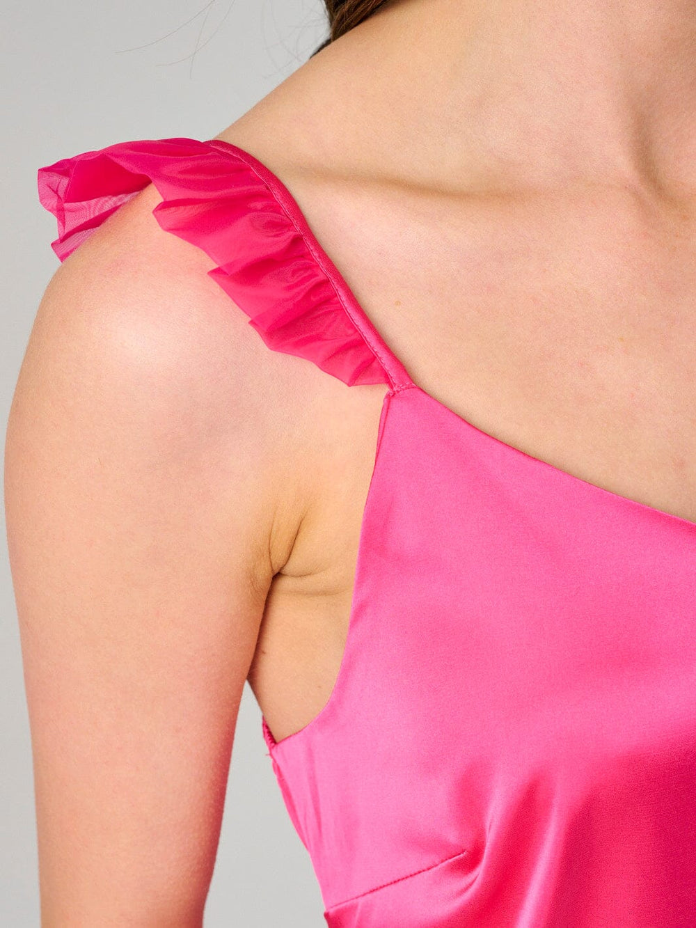 WOMEN'S SLEEVELESS V-NECK SATIN TANK TOP