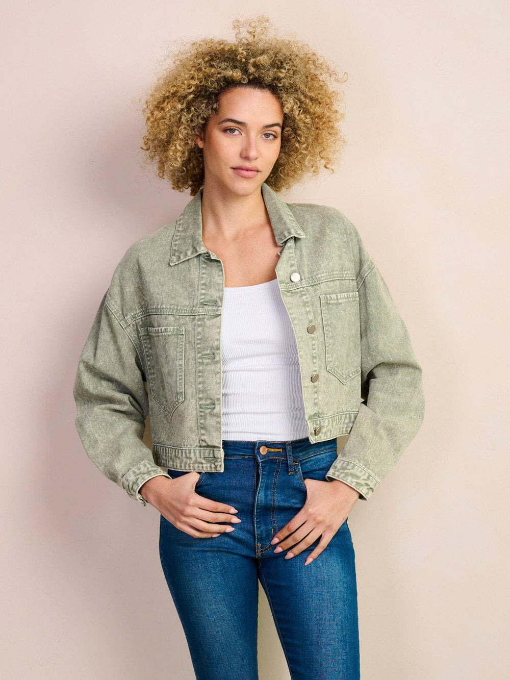 WOMEN'S LONG SLEEVE POCKETS BUTTON CLOSURE WASHED DENIM CROP JACKET