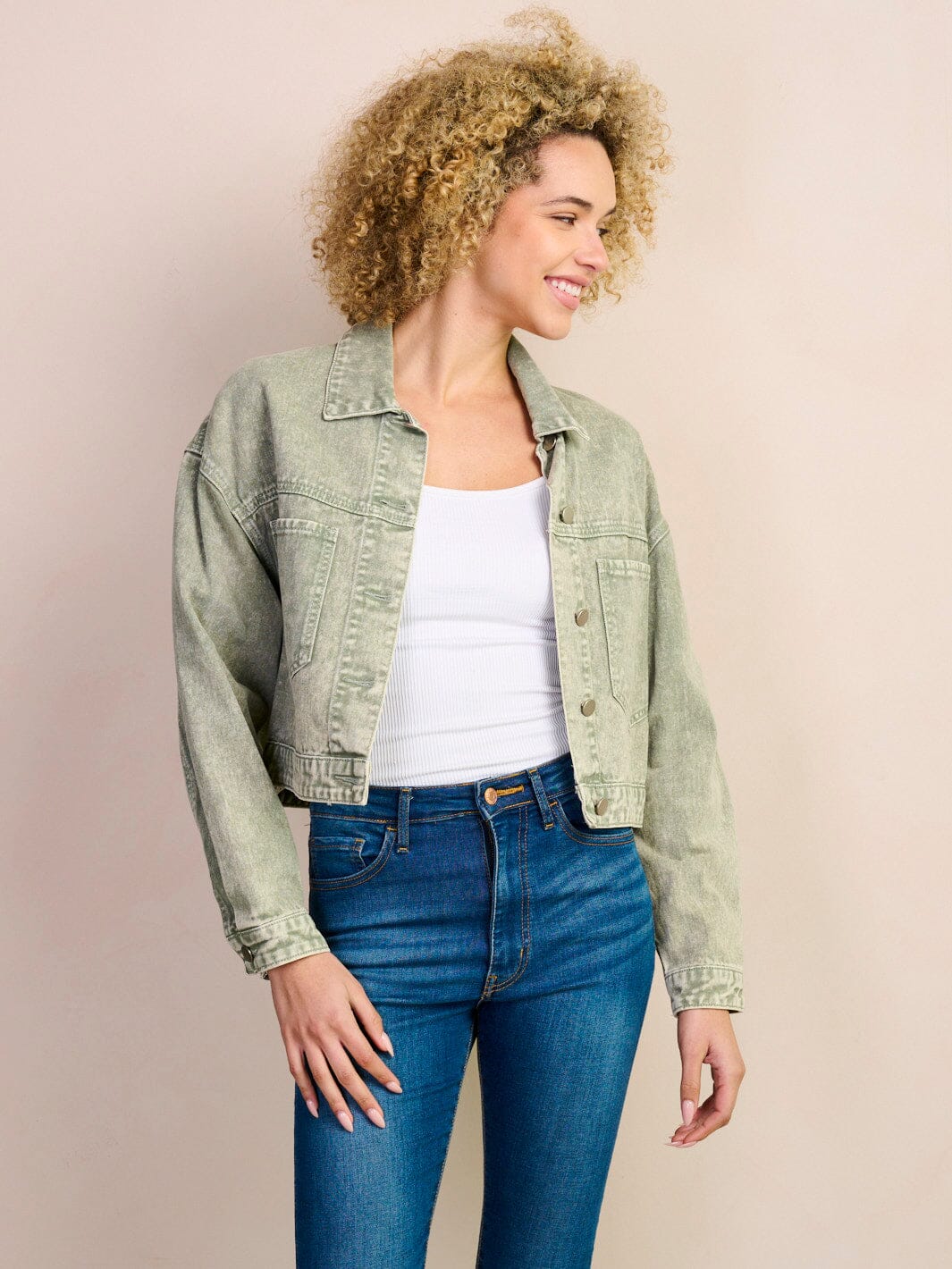 WOMEN'S LONG SLEEVE POCKETS BUTTON CLOSURE WASHED DENIM CROP JACKET