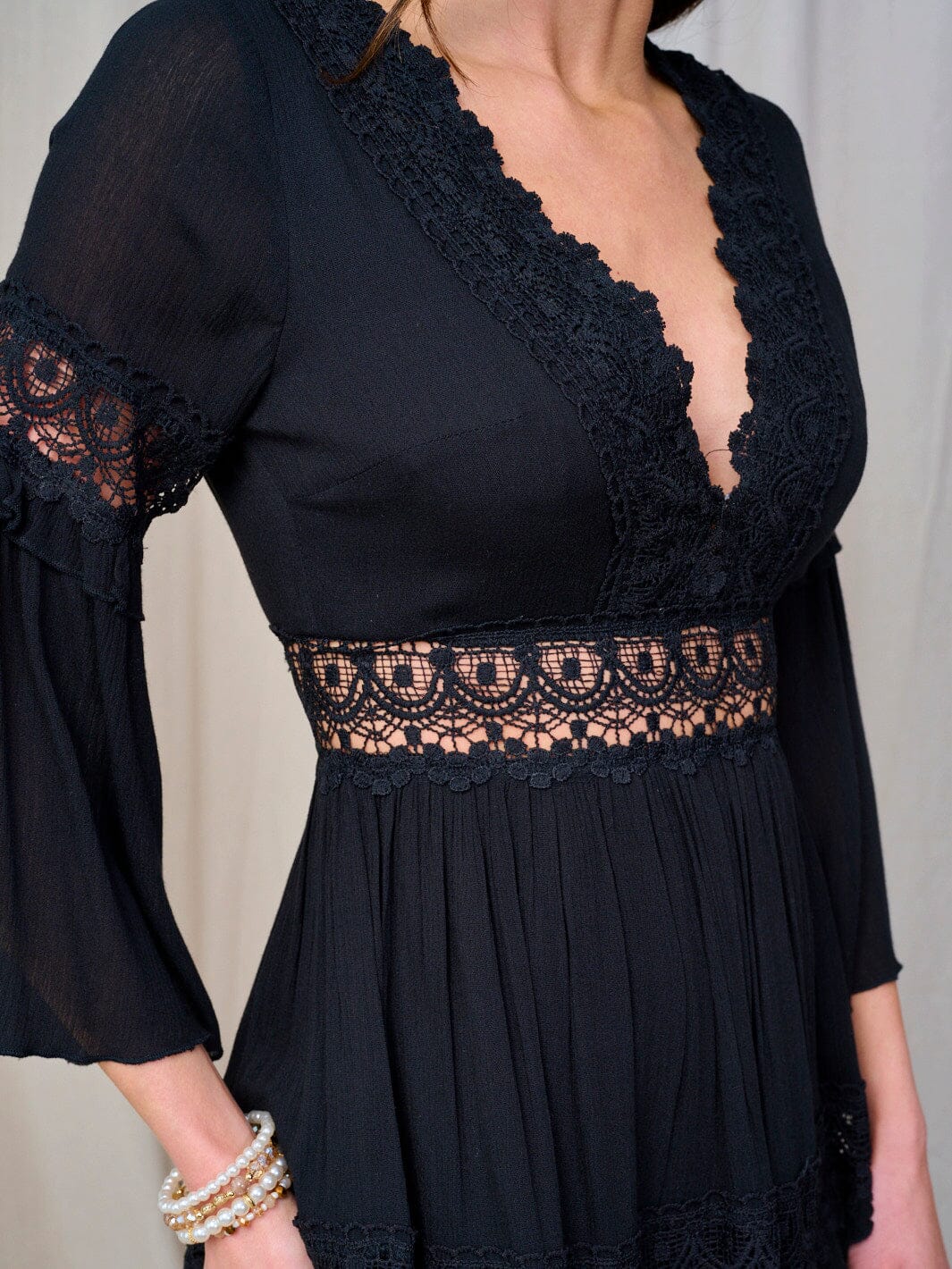 WOMEN'S 3/4 SLEEVE V-NECK CROCHET DETAILED MINI DRESS