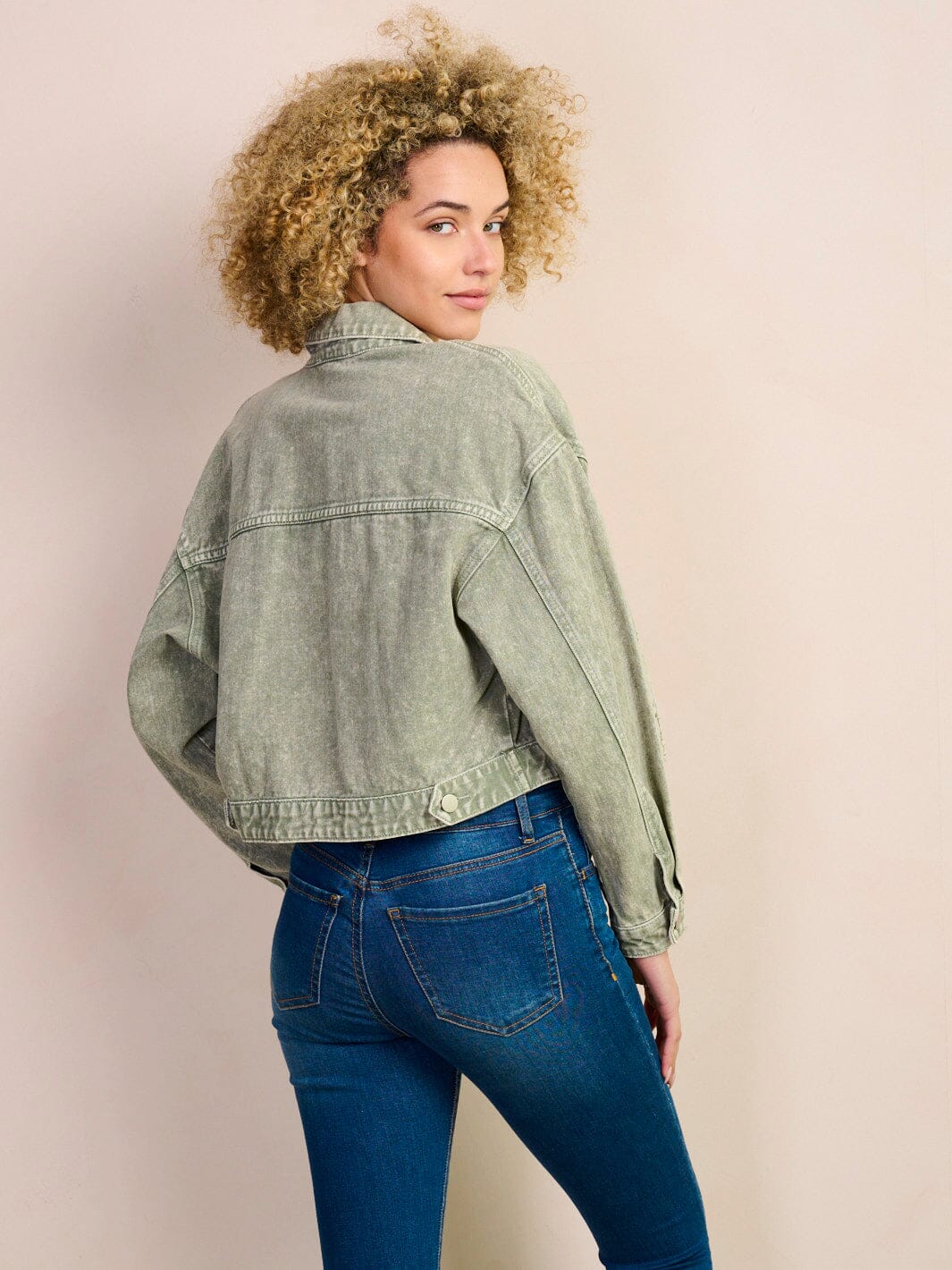 WOMEN'S LONG SLEEVE POCKETS BUTTON CLOSURE WASHED DENIM CROP JACKET