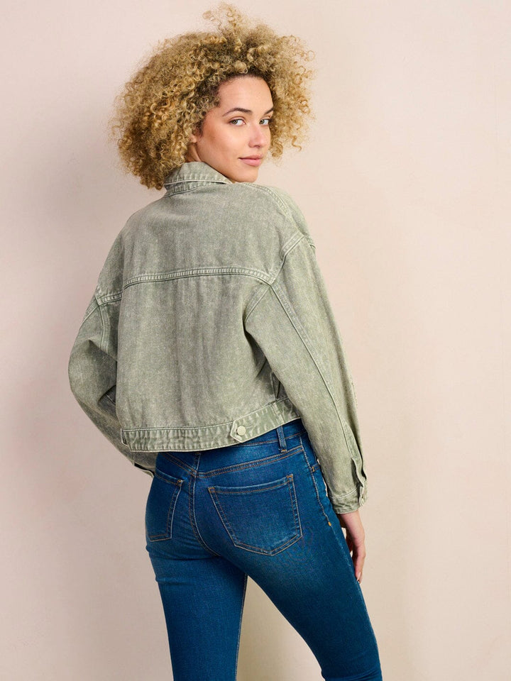 WOMEN'S LONG SLEEVE POCKETS BUTTON CLOSURE WASHED DENIM CROP JACKET