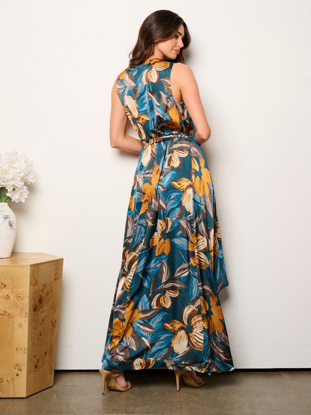 WOMEN'S SLEEVELESS SURPLICE FLORAL HIGH-LOW MAXI DRESS