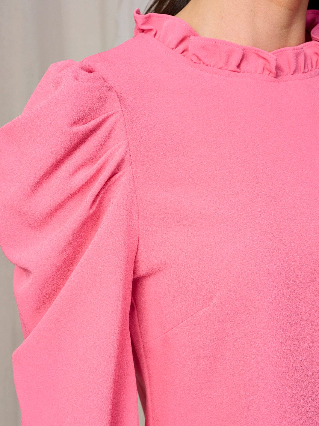 WOMEN'S LONG PUFF SLEEVES RUFFLE TRIM NECK BLOUSE